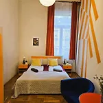 Cozy Near The New York Cafe With Private Bathroom
