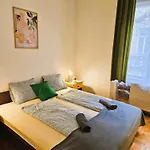 Cozy Near The New York Cafe With Private Bathroom Albergue