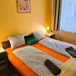 Cozy Near The New York Cafe With Private Bathroom Albergue