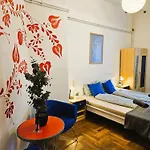 Cozy Near The New York Cafe With Private Bathroom Albergue