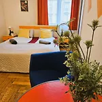 Cozy Near The New York Cafe With Private Bathroom