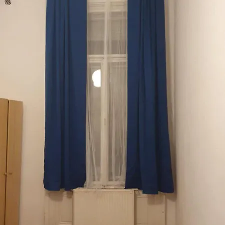 Cozy Near The New York Cafe With Private Bathroom