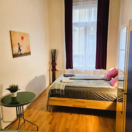 Cozy Near The New York Cafe With Private Bathroom
