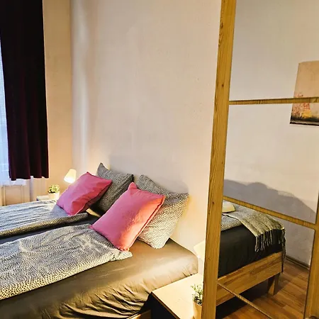 Cozy Near The New York Cafe With Private Bathroom