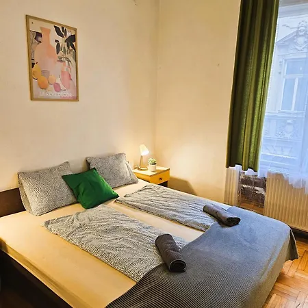 Cozy Near The New York Cafe With Private Bathroom Хостел