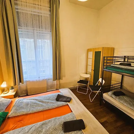 Хостел Cozy Near The New York Cafe With Private Bathroom