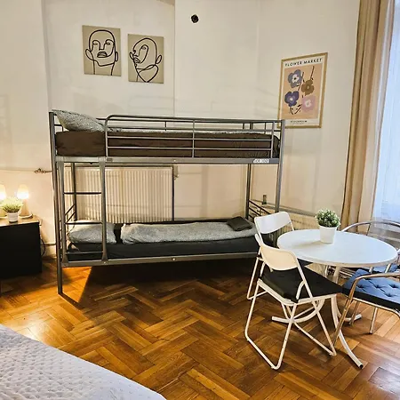 Cozy Near The New York Cafe With Private Bathroom Albergue *