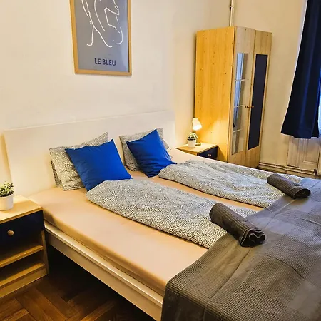 Cozy Near The New York Cafe With Private Bathroom Хостел