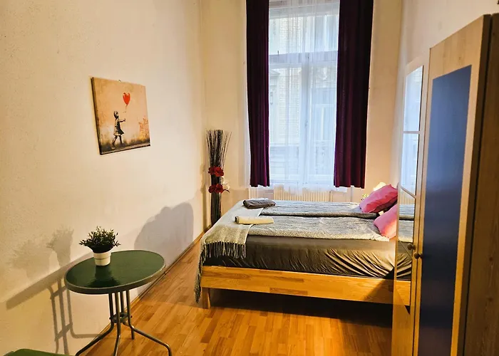 Cozy Near The New York Cafe With Private Bathroom