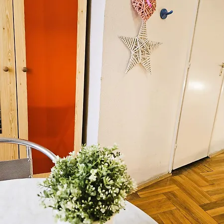 Cozy Near The New York Cafe With Private Bathroom Hostel