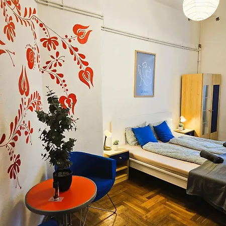 Cozy Near The New York Cafe With Private Bathroom Hostel