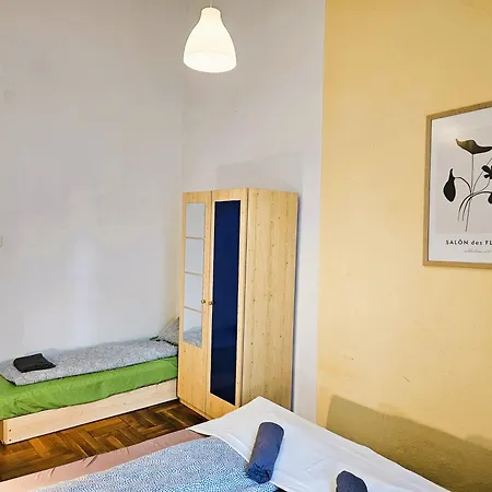Hostel Cozy Near The New York Cafe With Private Bathroom *
