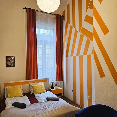 Cozy Near The New York Cafe With Private Bathroom Hostel *