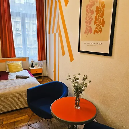 Cozy Near The New York Cafe With Private Bathroom Hostel *