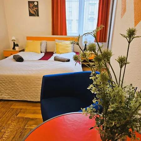 Cozy Near The New York Cafe With Private Bathroom