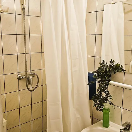 Cozy Near The New York Cafe With Private Bathroom Hostel *