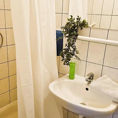 Cozy Near The New York Cafe With Private Bathroom Hostel *