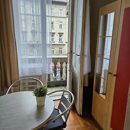Cozy Near The New York Cafe With Private Bathroom