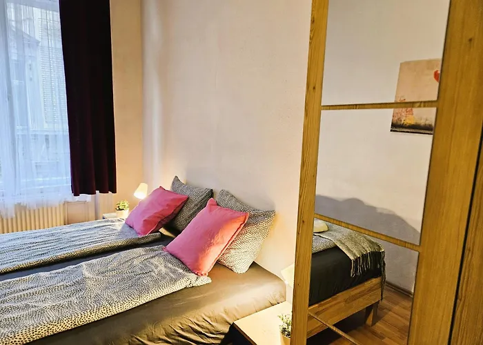 Cozy Near The New York Cafe With Private Bathroom