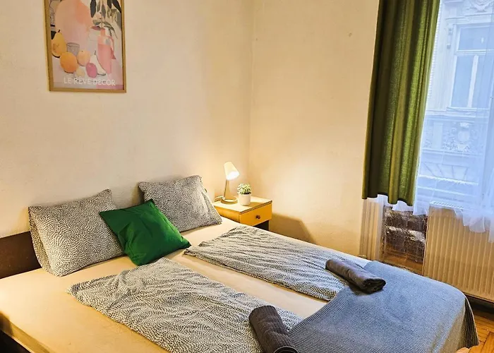 Cozy Near The New York Cafe With Private Bathroom Vandrerhjem