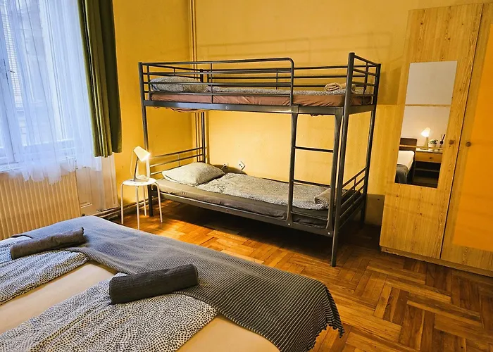 Hostel Cozy Near The New York Cafe With Private Bathroom Budapeşte