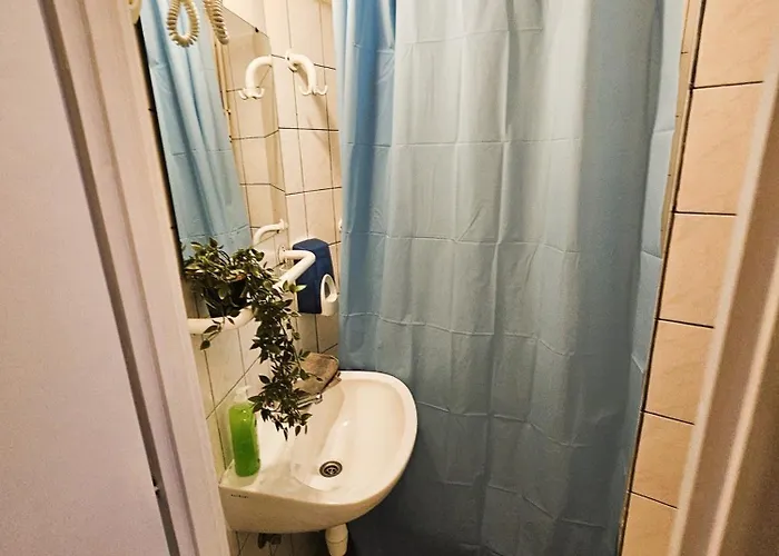 Cozy Near The New York Cafe With Private Bathroom
