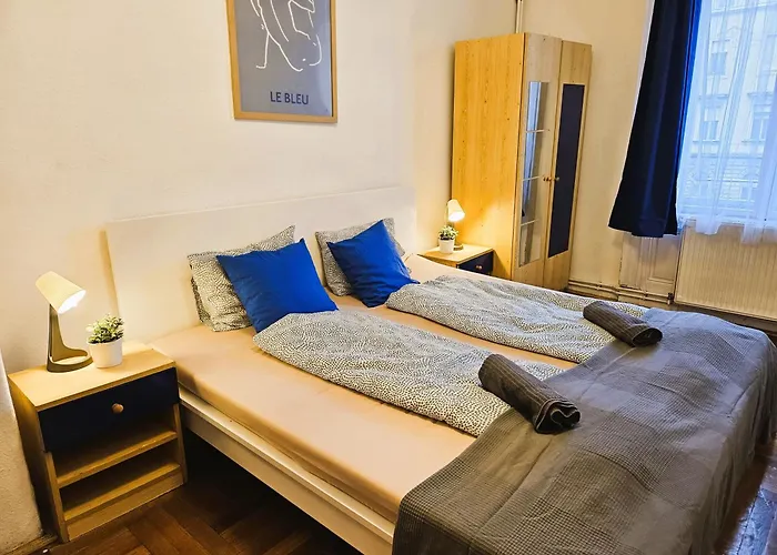 Cozy Near The New York Cafe With Private Bathroom Hostel