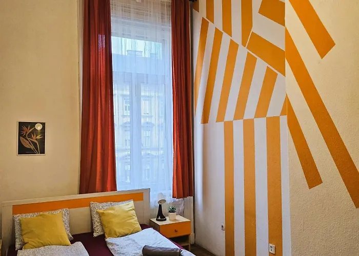 Cozy Near The New York Cafe With Private Bathroom Hostel *