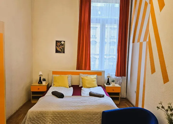 Cozy Near The New York Cafe With Private Bathroom