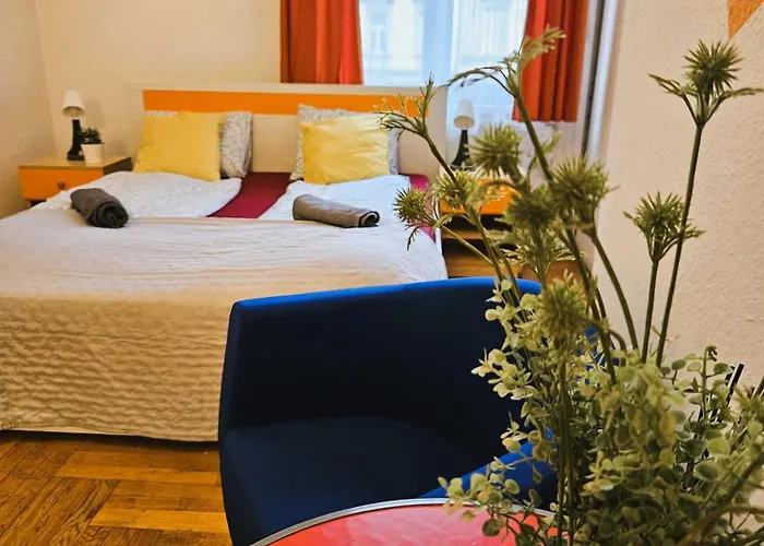 Cozy Near The New York Cafe With Private Bathroom