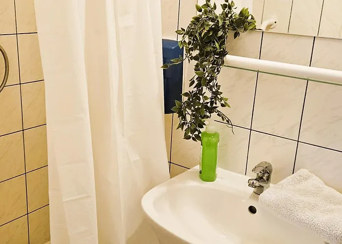 Cozy Near The New York Cafe With Private Bathroom Hostel *