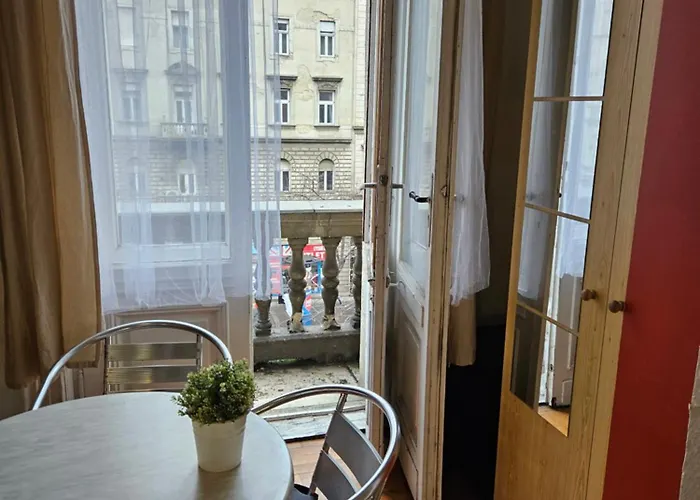 Cozy Near The New York Cafe With Private Bathroom