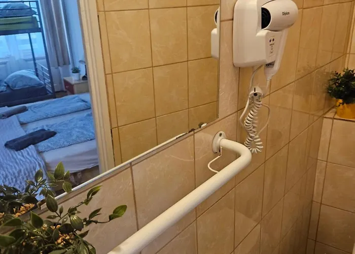 Cozy Near The New York Cafe With Private Bathroom Hostel *